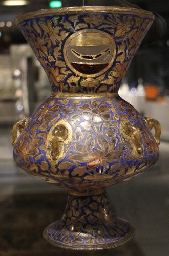 Egitto o siria, lampada da moschea con stemma, 1330-50 ca., vetro soffiato — Cairo