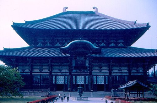 Tōdai-ji Kon-dō (Daibutsu-den), Nara (1967-05-11 by Roger W) — Nara